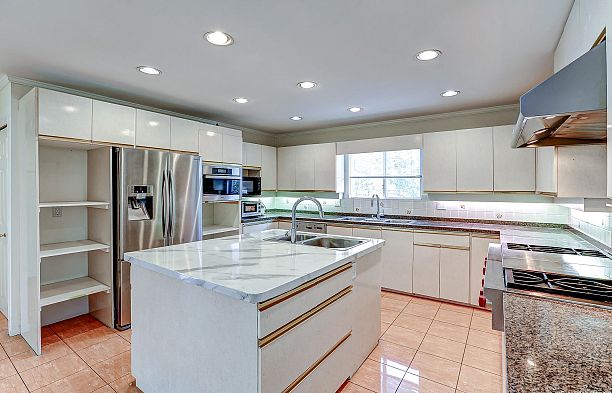 2403 W 20th Avenue Arbutus