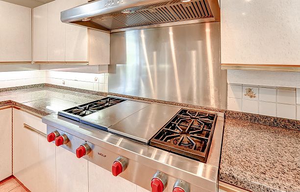 2403 W 20th Avenue Arbutus