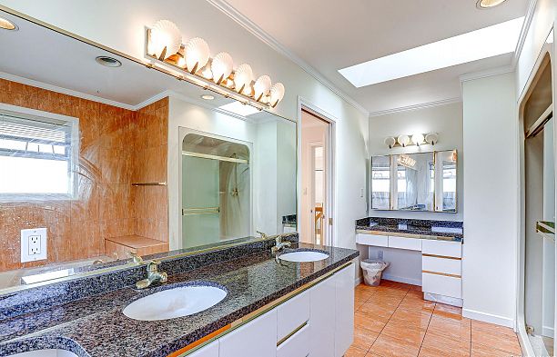 2403 W 20th Avenue Arbutus