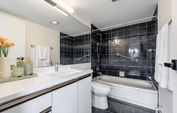 4A 1568 W 12th Avenue Fairview VW