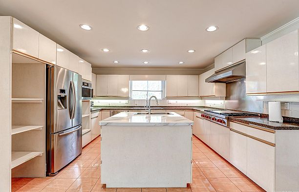 2403 W 20th Avenue Arbutus