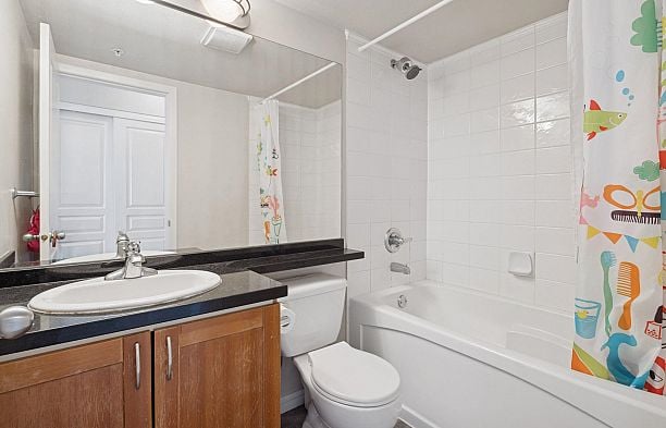 311 3727 W 10th Avenue Point Grey