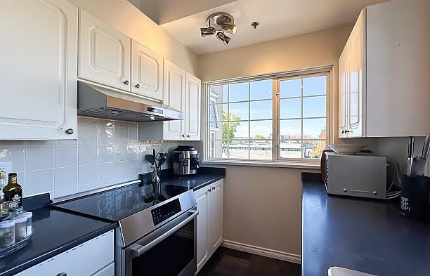 402 PH2 2091 Vine Street Kitsilano