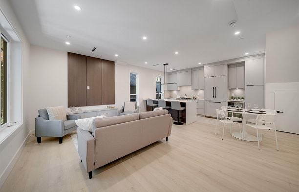 2 3836 W 8th Avenue Point Grey