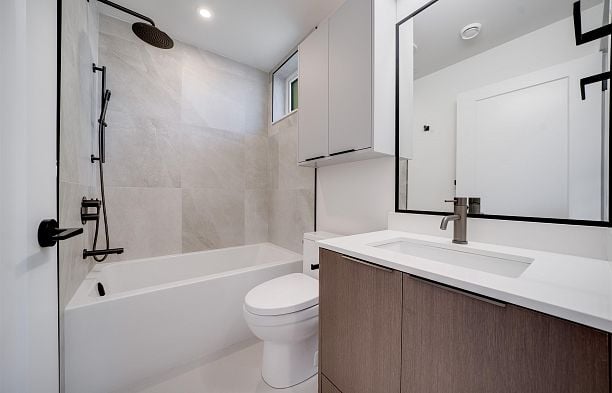 2 3836 W 8th Avenue Point Grey