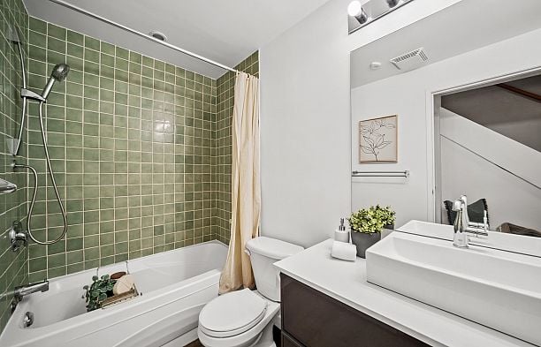 17 1345 W 4th Avenue False Creek
