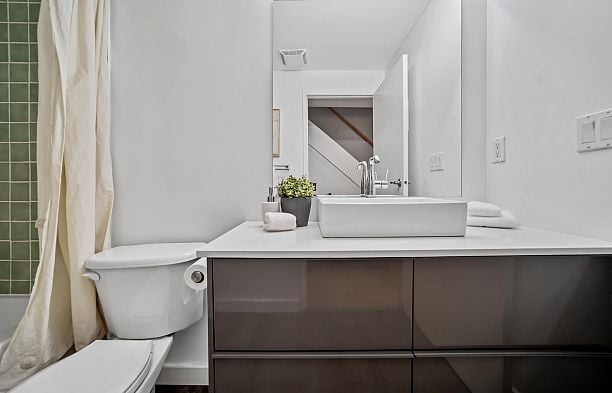 17 1345 W 4th Avenue False Creek