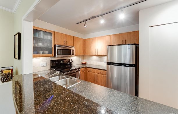302 1633 W 11th Avenue Fairview VW