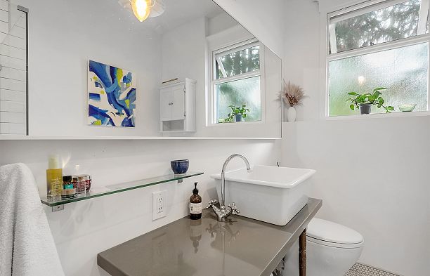 303 1131 W 11th Avenue Fairview VW