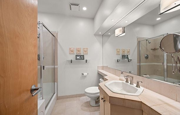 202 1750 W 2nd Avenue False Creek