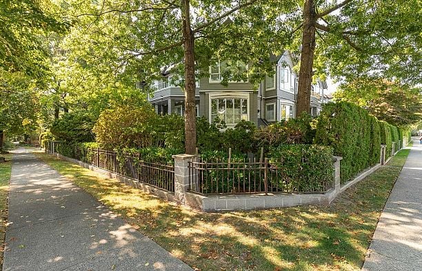 102 838 W 16th Avenue Cambie