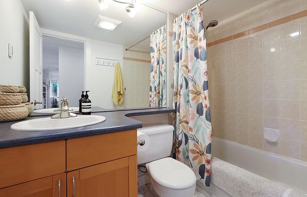 215 1890 W 6th Avenue Kitsilano