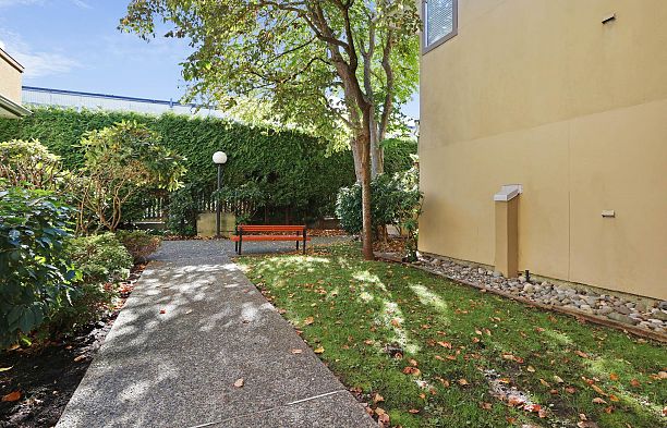 215 1890 W 6th Avenue Kitsilano