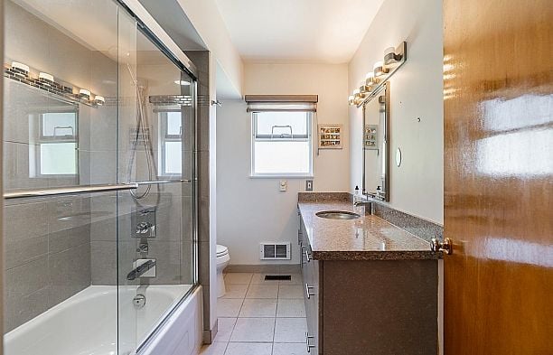 6637 Ash Street South Cambie