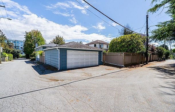 6637 Ash Street South Cambie