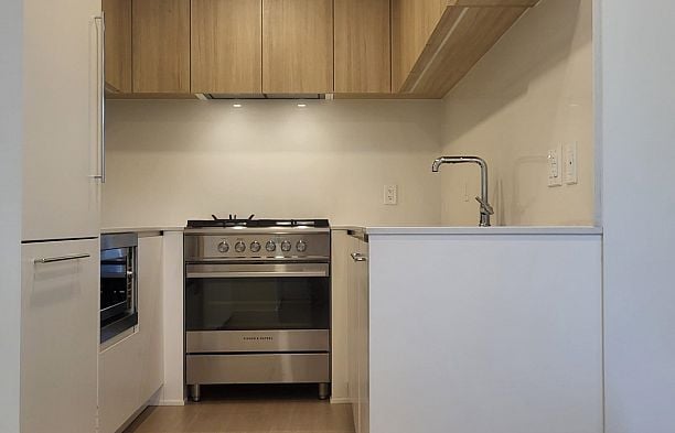 922 W 49th Avenue South Cambie