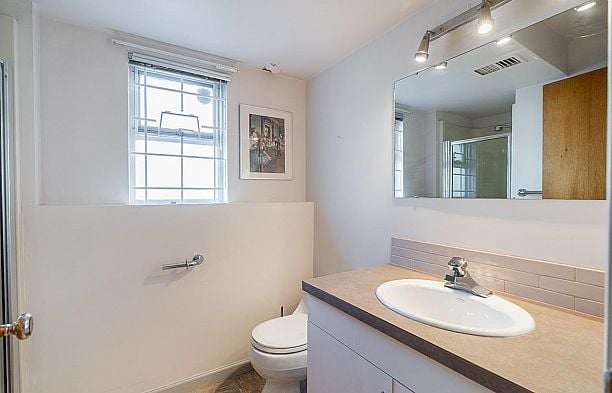 6637 Ash Street South Cambie