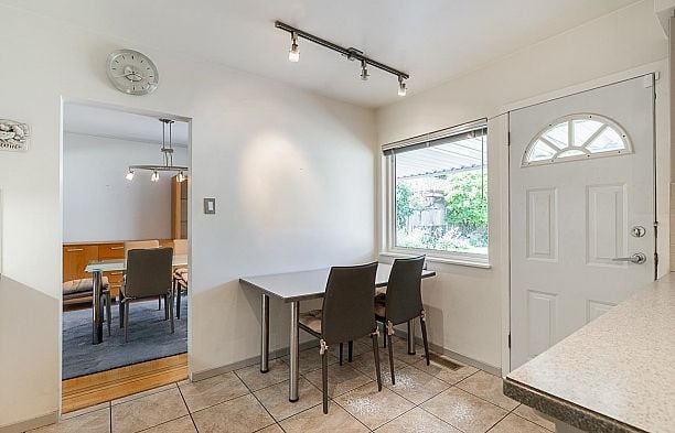 6637 Ash Street South Cambie