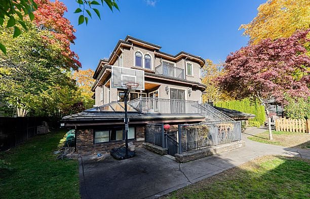 2502 W 36th Avenue MacKenzie Heights