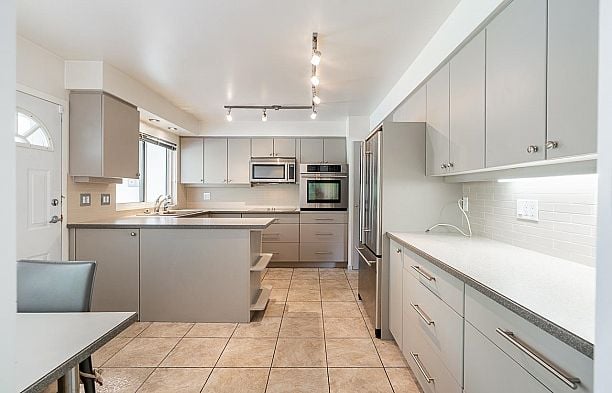 6637 Ash Street South Cambie