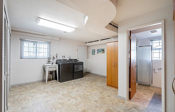 6637 Ash Street South Cambie