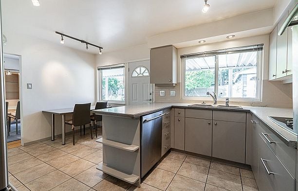 6637 Ash Street South Cambie