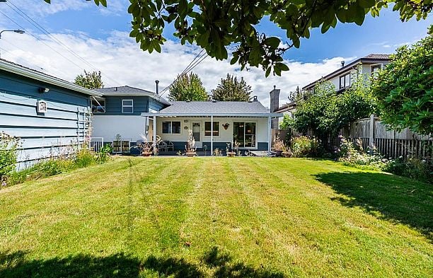 6637 Ash Street South Cambie