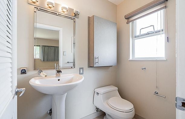 6637 Ash Street South Cambie