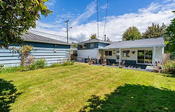 6637 Ash Street South Cambie