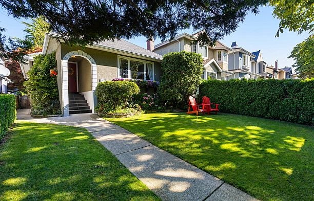 2857 W 35th Avenue MacKenzie Heights