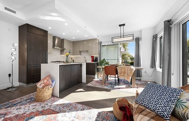 106 477 W 59th Avenue South Cambie