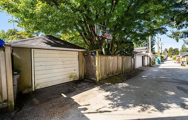 2857 W 35th Avenue MacKenzie Heights