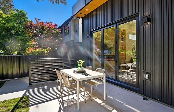 1 6141 Yew Street Kerrisdale