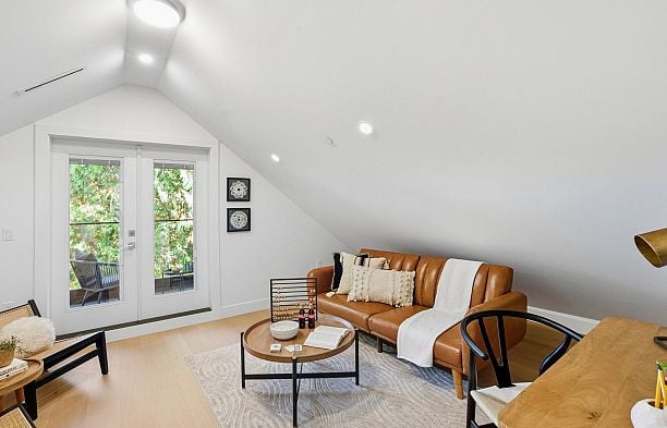 1 6141 Yew Street Kerrisdale