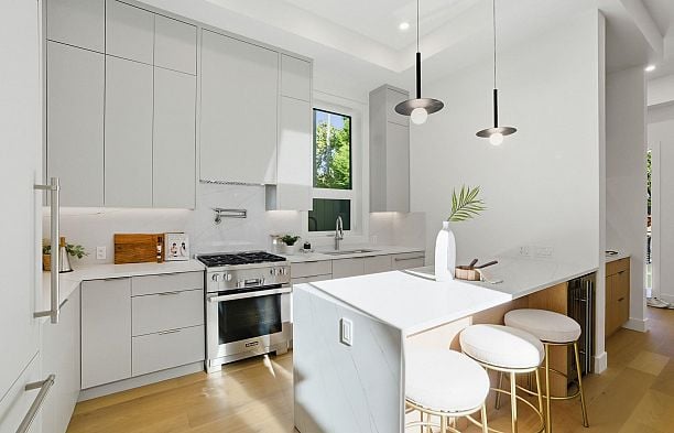 1 6141 Yew Street Kerrisdale