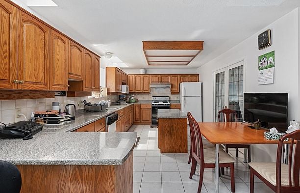 3662 W 49th Avenue Southlands