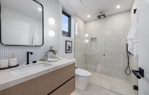 2 280 E 32 Avenue Main