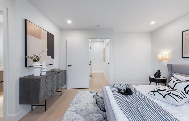 2 280 E 32 Avenue Main