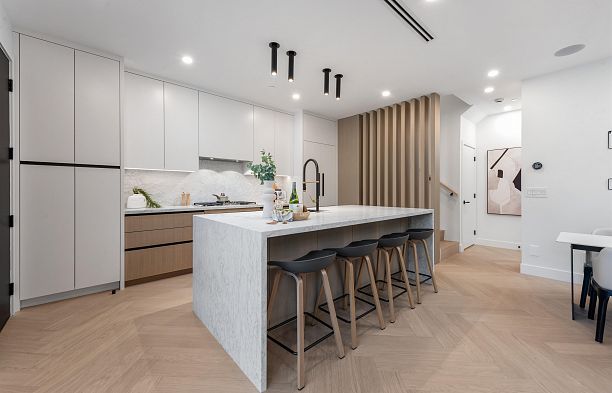 2 280 E 32 Avenue Main