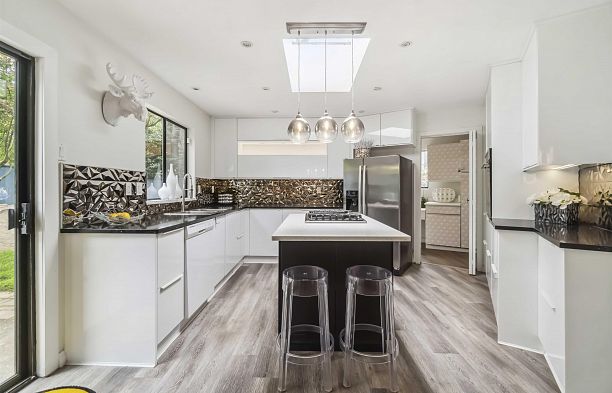 4133 Tytahun Crescent University VW