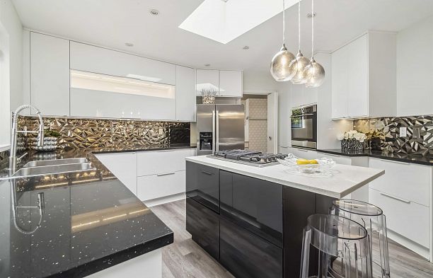 4133 Tytahun Crescent University VW