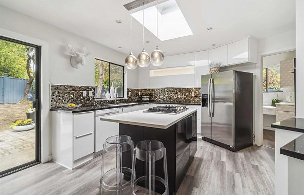 4133 Tytahun Crescent University VW