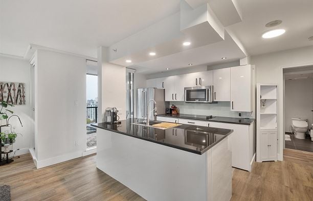 2206 1238 Melville Avenue Coal Harbour