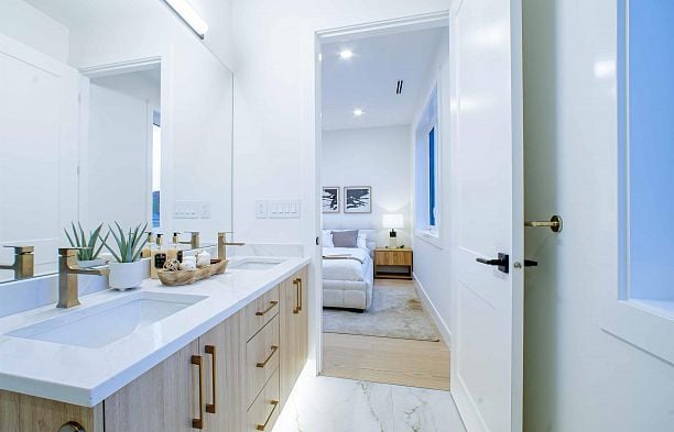 2 2785 W 21 Avenue Arbutus