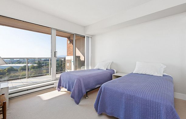 1901 5775 Hampton Place University VW