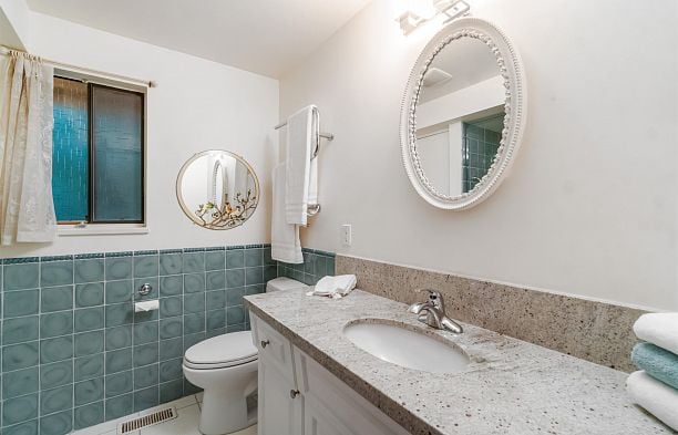 4262 Yuculta Crescent University VW