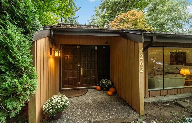 4262 Yuculta Crescent University VW