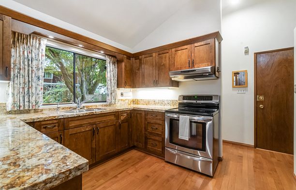 4262 Yuculta Crescent University VW