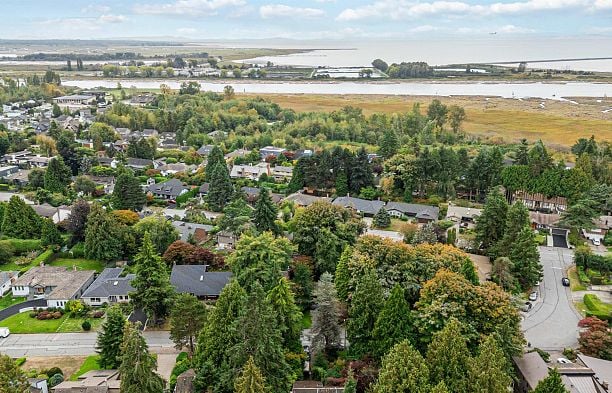 4262 Yuculta Crescent University VW