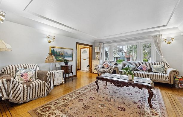 2923 W 32nd Avenue MacKenzie Heights